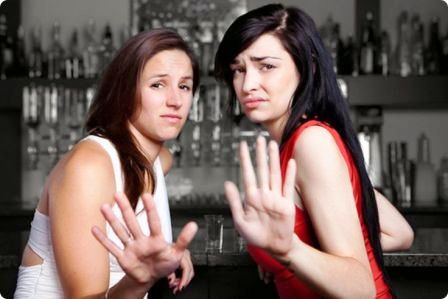 Cómo ligar con una mujer en un bar (seguro), explicado por ellas