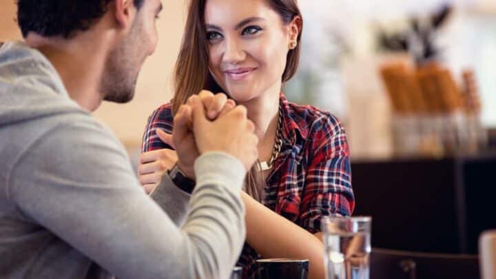 9 señales que le gustas a una mujer, pero trata de ocultarlo