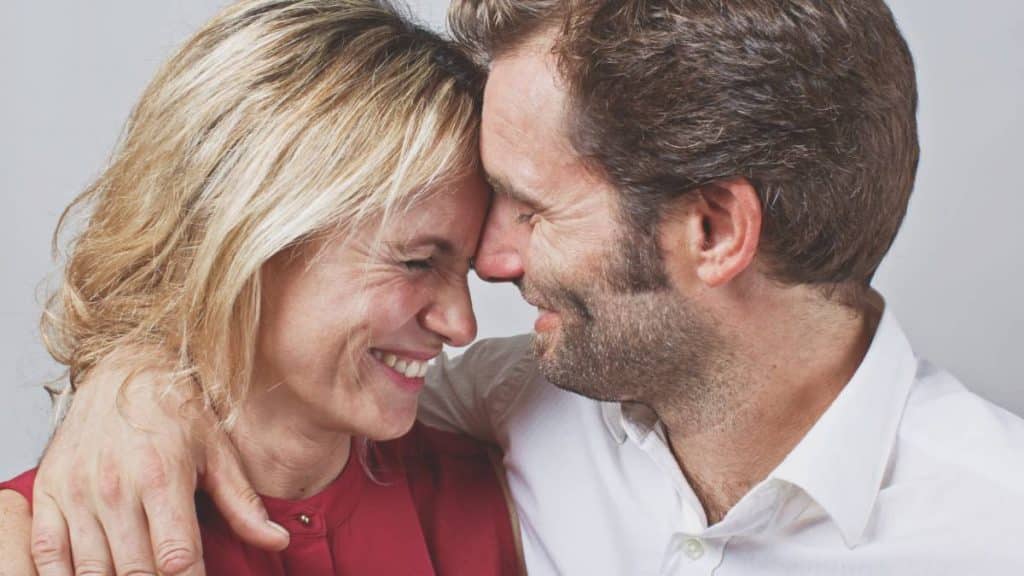 Lo que las mujeres desean realmente de sus parejas ( 10 cosas con valor )
