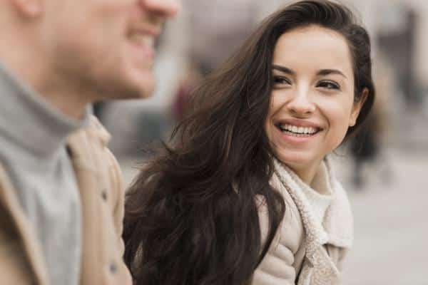 Una chica te mira: 10 cosas que deben hacer los hombres