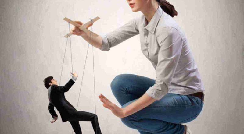 6 técnicas sutiles con que las mujeres controlan a los hombres completamente todos los días
